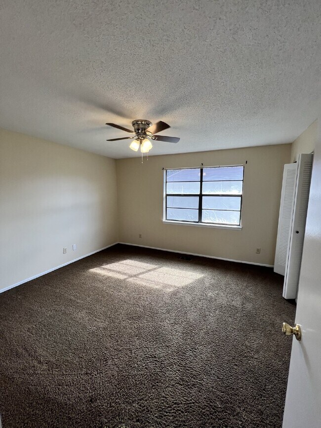 Building Photo - Townhouse For Rent