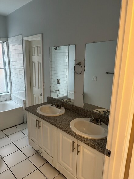 Building Photo - 2348 Rutger St