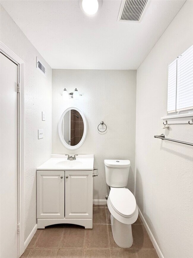 Building Photo - 1141 N Durham Dr