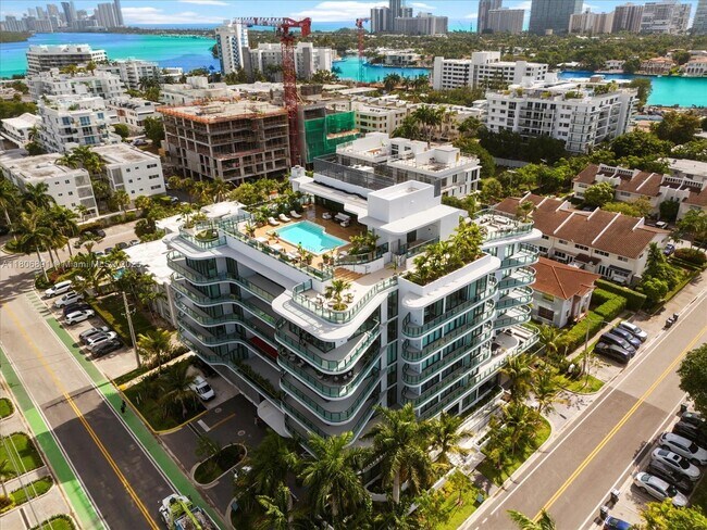 Building Photo - 9901 W Bay Harbor Dr