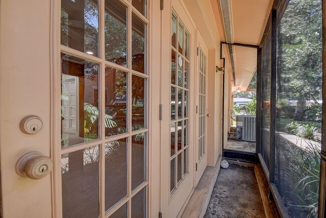 Building Photo - Luxurious 4 bedroom, 3 bath pool home.