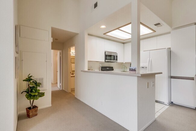 Building Photo - Beautiful Aliso Viejo Condo in the Seagate Colony-2/2