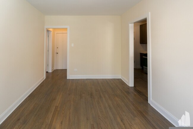 Building Photo - 2641 North Spaulding-3E
