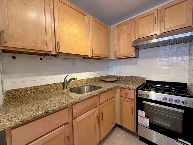 Building Photo - 850 N Dewitt Pl