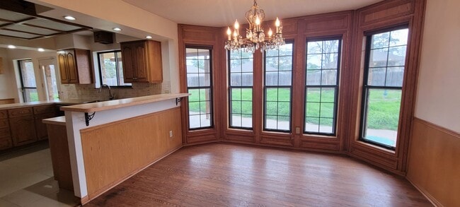 Building Photo - Vaulted Ceiling, Huge Yard, Close to Town
