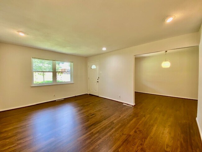 Building Photo - 3 bedroom, 2.5 Bath in Forest Oaks (Near Forest Hills)