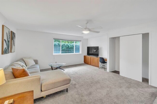 Building Photo - 17052 Bernardo Oaks Dr