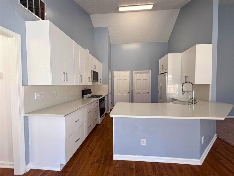 Building Photo - 2029 Manor Oak Ln NE