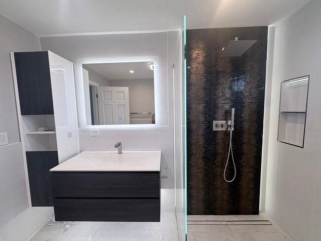 Building Photo - 1004 Longford Rd