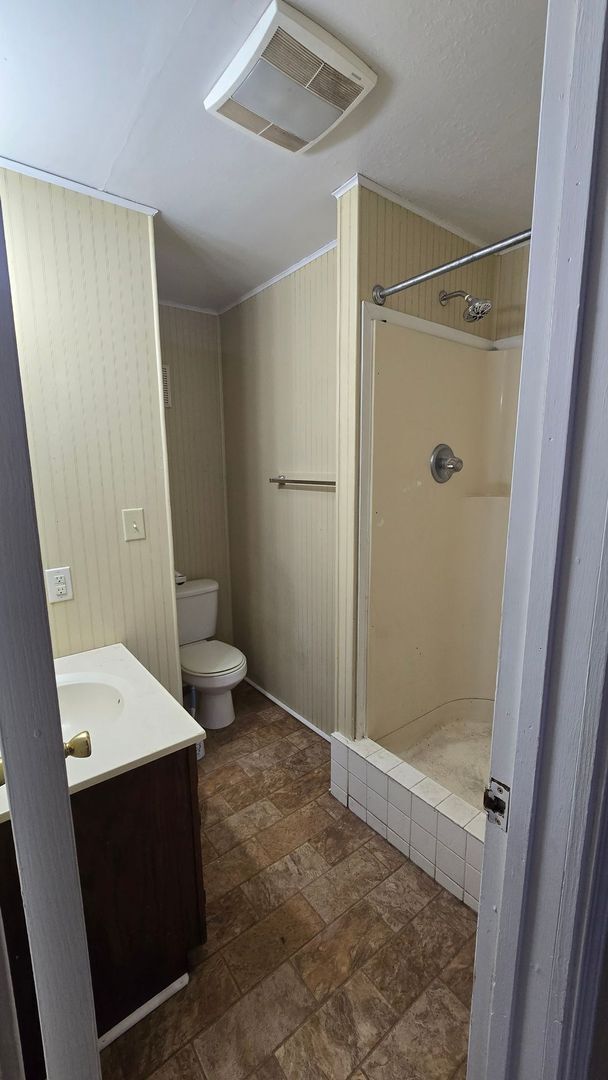 Building Photo - 3 Bedroom, 1 bathroom House!