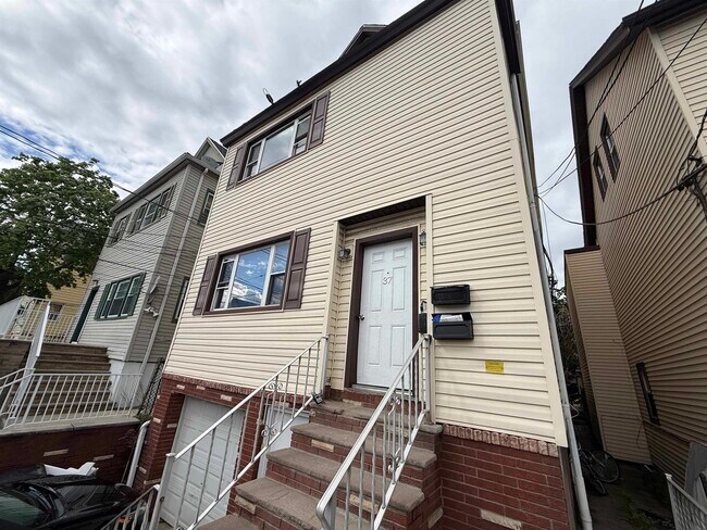 Building Photo - 37 E 49th St