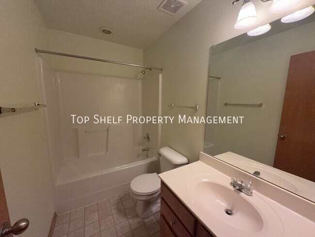 Building Photo - 4404 SW Elm Ct