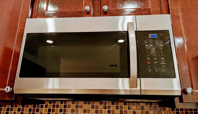 Building Photo - BEAUTIFUL 3-BEDROOM, 3-BATHROOM LUXURY TOW...