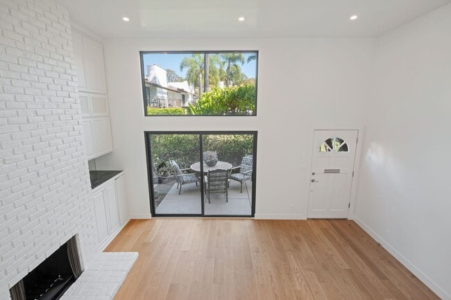 Building Photo - Fully Remodeled 2 Bed, 2 Bath East Beach T...