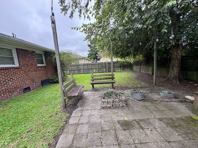 Building Photo - Quaint 3 bedroom/2 bath home