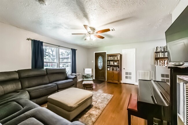 Building Photo - 1102 W Hart Ave