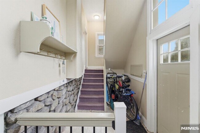 Building Photo - 113 Oak St