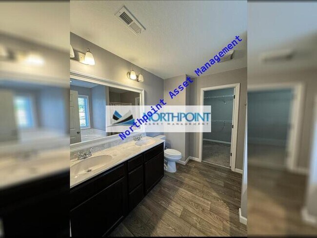 Building Photo - A beautiful 3 bed 2.5 bath home with a fen...