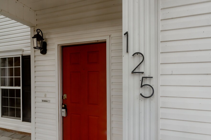 Building Photo - 125 Cloverwood Dr SW