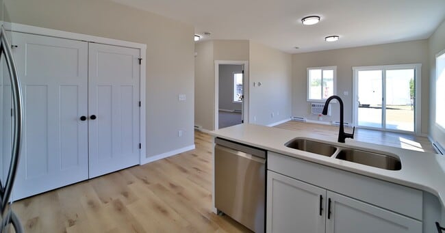 Building Photo - 781 Palomino Ave W