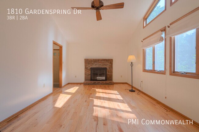 Building Photo - 3 Bed / 2 Bath Single Family (Available 7/...