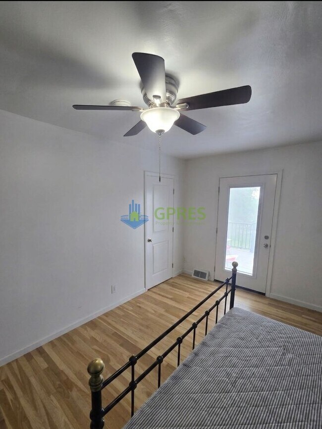 Building Photo - 724 7th St