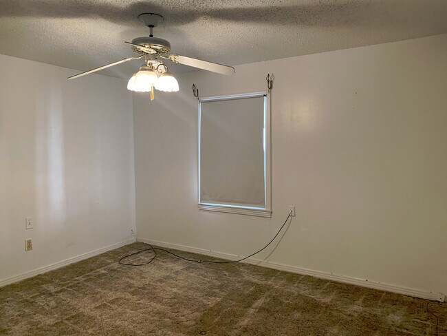 Building Photo - Single Family Home