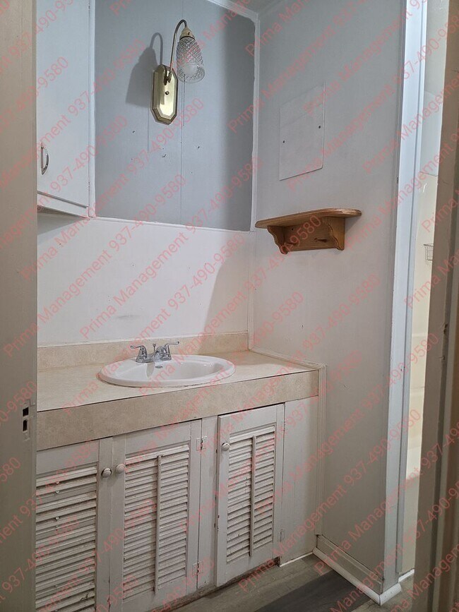 Building Photo - Great 2 bedroom w/detached garage near UD and Miami Valley Hospital!