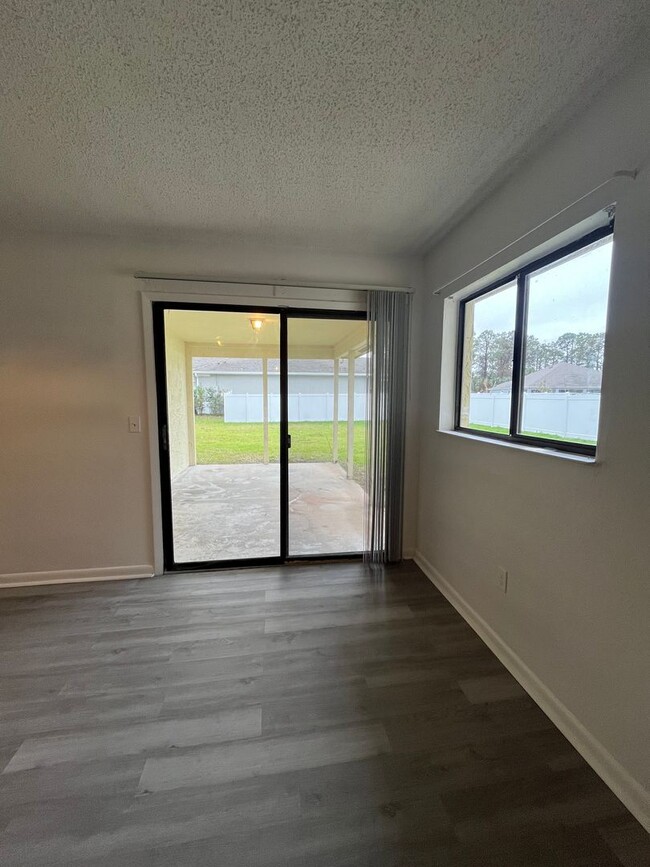 Building Photo - Single Family Home with new Flooring!