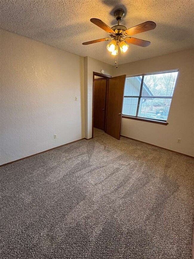 Building Photo - 901 NE Tortoise Dr