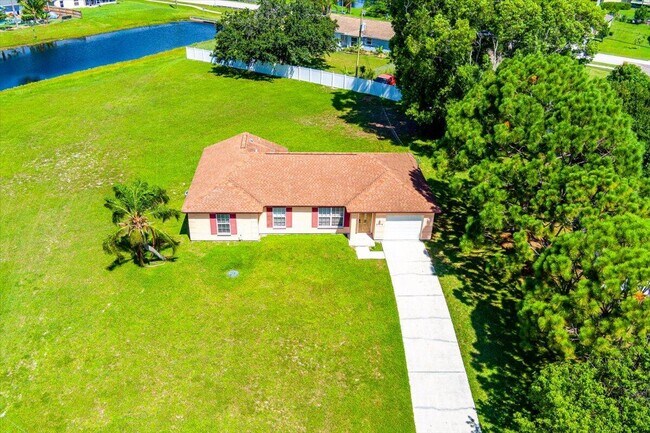 Building Photo - 2175 SE Heathwood Cir