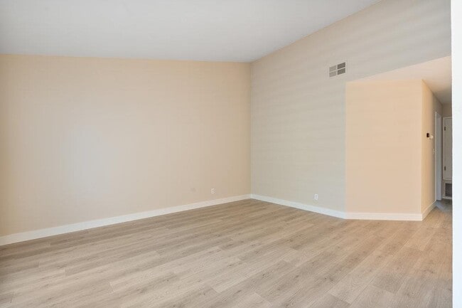 Building Photo - 331 Shadow Run Dr