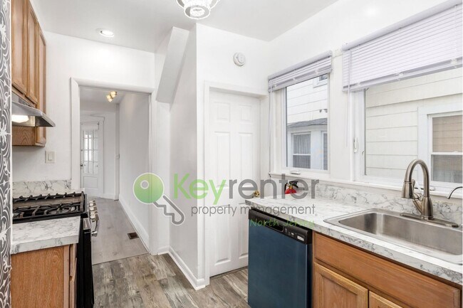 Building Photo - $1000 Off First Month! Spacious 3-Bed, 2-B...