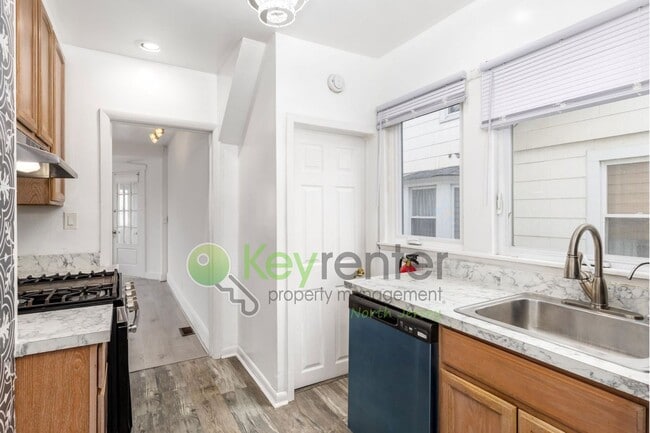Building Photo - Spacious 3-Bed, 2-Bath First-Floor Unit wi...