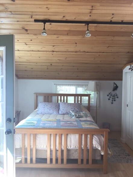 upper level queen bed - 205 Virginia Ave