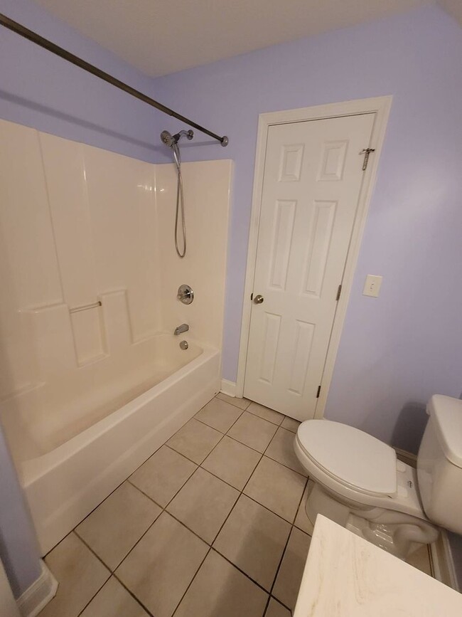Building Photo - Rental in Desireable Hunters Ridge