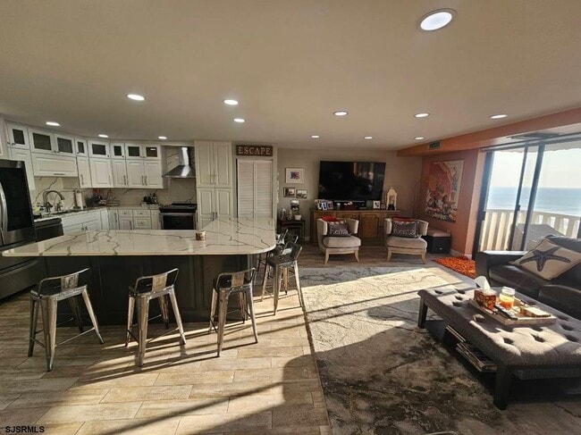 Building Photo - 100 S Berkley Square