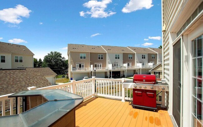 Building Photo - 3 Level END UNIT townhouse in Market Squar...