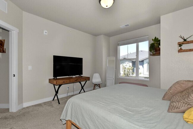 Building Photo - 6826 School House Dr