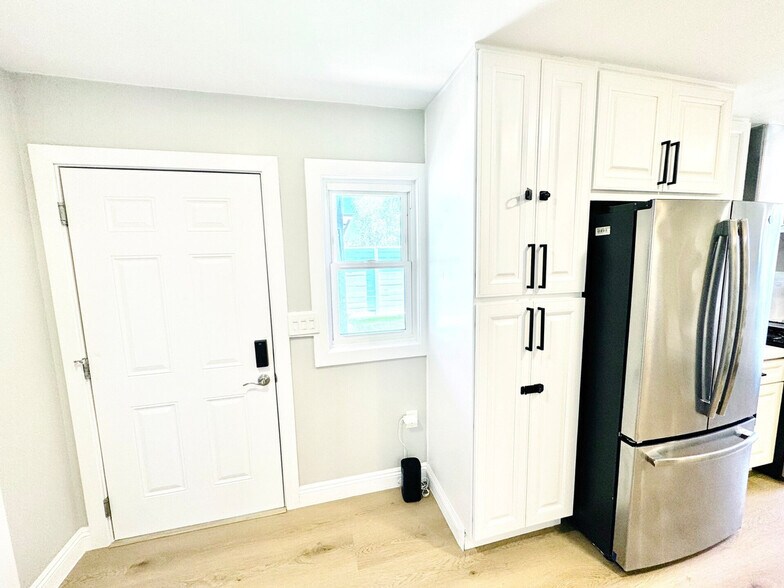 Building Photo - 3831 Rogers Rd