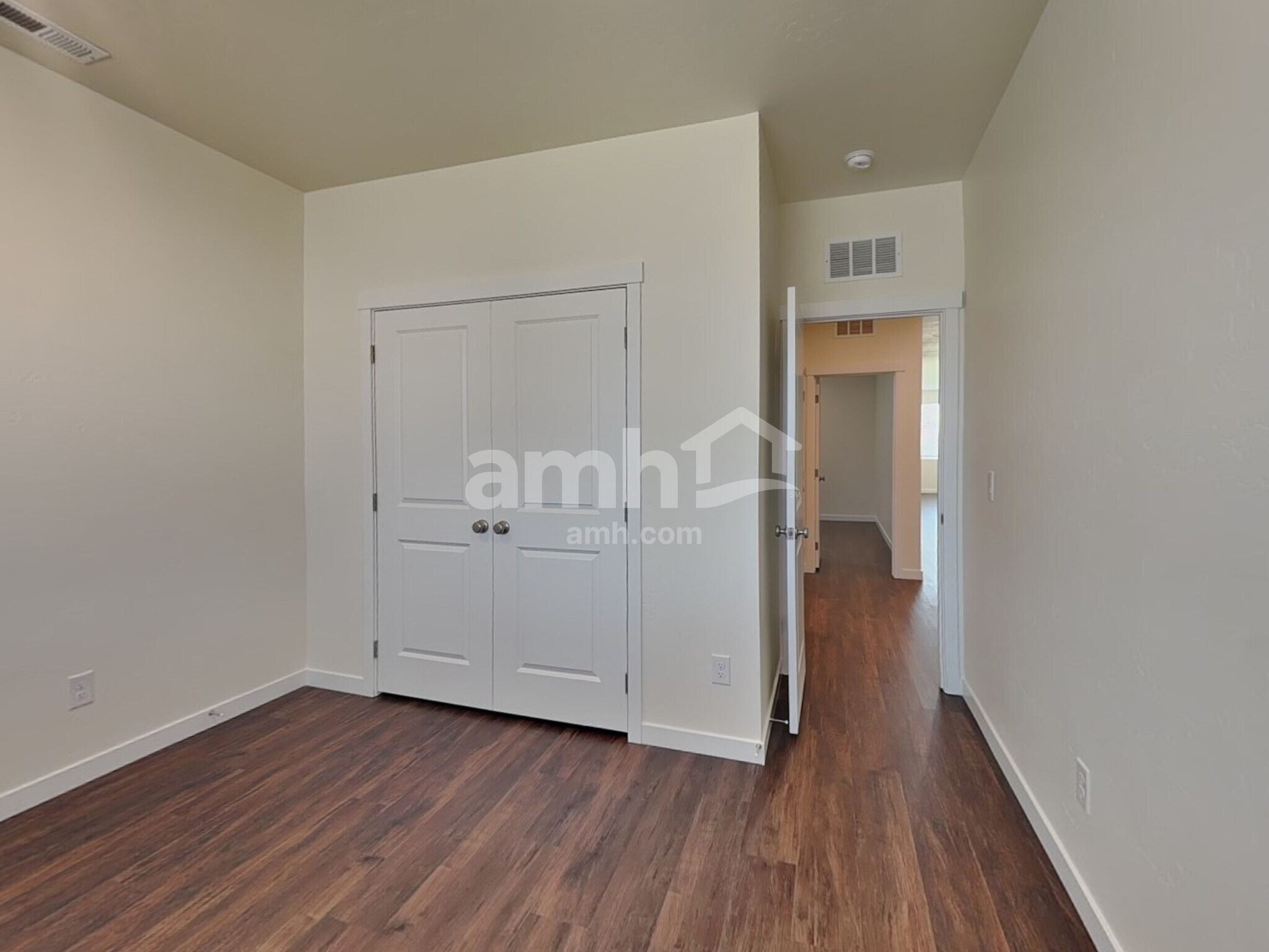 Building Photo - 1487 N Barkvine Ave