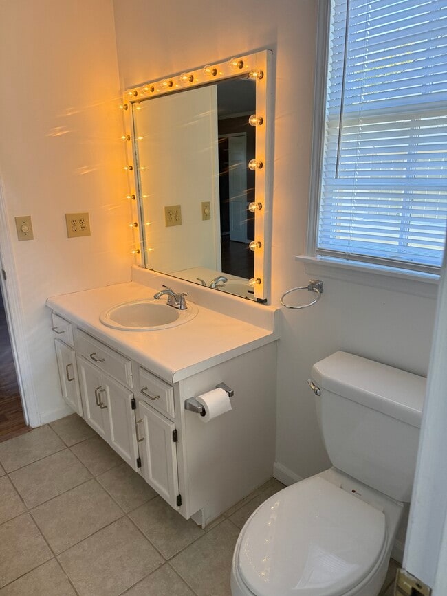 Building Photo - 1211 Forest Ln