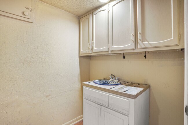 Building Photo - 9 Lakeview Manor