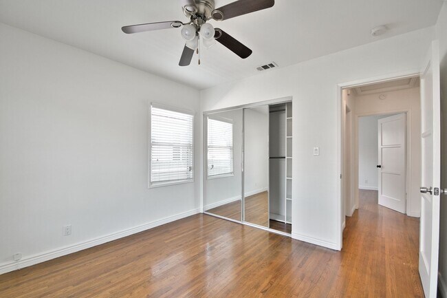 Building Photo - Spacious 4 Bedroom Home with A/C