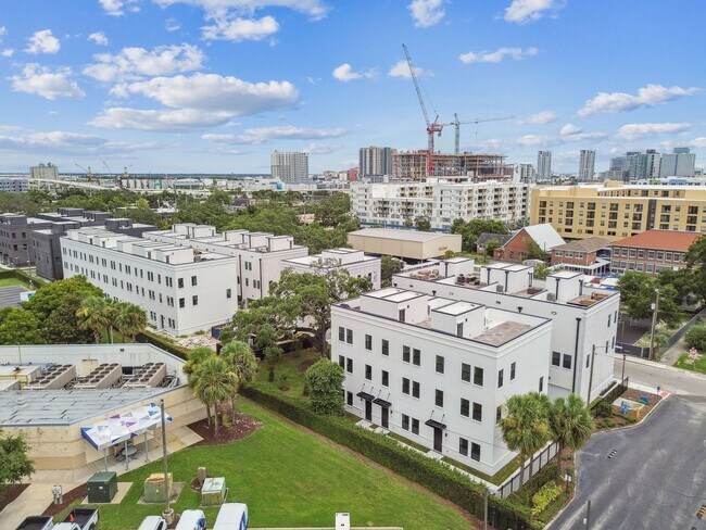 Building Photo - Canvas GWX