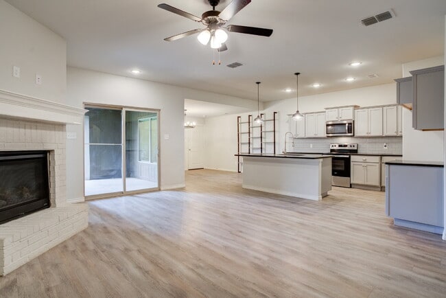 Building Photo - MOVE IN SPECIAL Recently built luxury town...