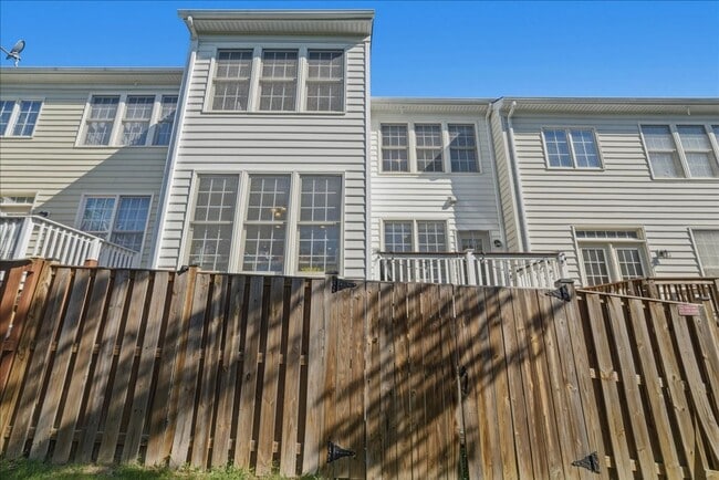 Building Photo - Welcome to this beautifully maintained 4-bedroom, 3.5-bath townhome in the heart of Lorton