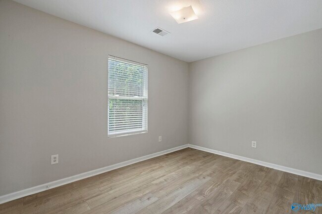 Building Photo - 102 Whitestone Dr NE