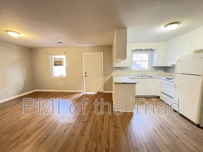 Building Photo - 1600 Oak Croft St
