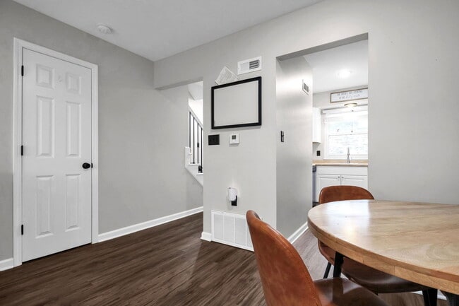 Building Photo - 1226 Woodbrook Cir W